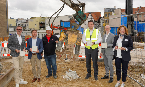 Von links: Wirtschaftsdezernent Gerold Leppa, Sebastian Geese vom Bauunternehmen Köster mit einem Mitarbeiter, Oberbürgermeister Dr. Thorsten Kornblum, Kleine-Burg-Schulleiter Dr. Ingo Stübig und SFB-Geschäftsführerin Natscha Wessling.
