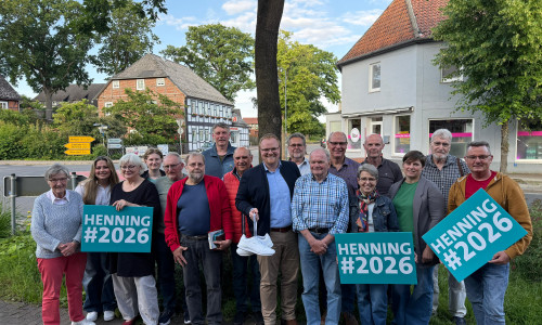 Amtsinhaber Henning Evers (Bildmitte) setzt erneut auf ein breites Bündnis.