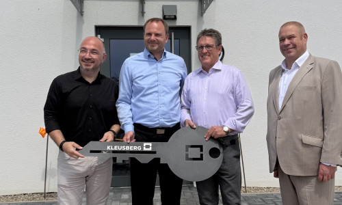 Bei der Schlüsselübergabe (v.r.): Akin Güven, Christian Räder, Torsten Scholz und Wittich Schobert.