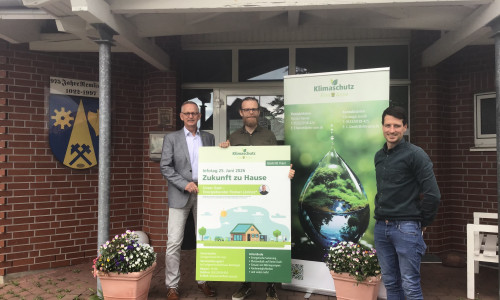 Samtgemeindebürgermeister Dirk Neumann und die beiden Klimaschutzmanager der SG Christoph Genth und Florian Hamel vor dem DGH in Remlingen, in dem die Veranstaltung stattfinden wird.
