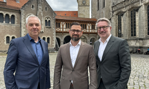 v.l.n.r: Jörg Meyer, aktueller Geschäftsführer der Wirtschaftsförderung, Sebastian Hallmann, designierter Geschäftsführer, und Gerold Leppa, Aufsichtsratsvorsitzender der Braunschweig Zukunft GmbH.