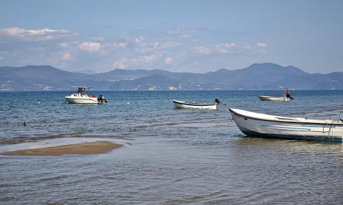 Boote am Strand von Korfu