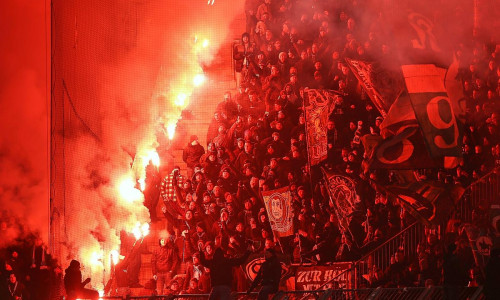 Fans mit Pyrotechnik (Archiv)