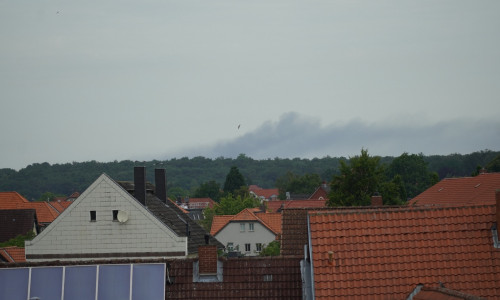 Selbst aus Wolfenbüttel ist die Rauchsäule über Lehndorf zu sehen.