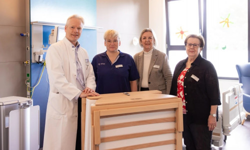 Bei der Spendenübergabe (v. l. n .r.): Chefarzt der Kinderklinik Dr. Andreas Beilken; Stationsleitung der Kinderklinik, Carmen Friedrich; Christine Wolnik, Vorsitzende des Fördervereins, und Ulrike Bohle, Leiterin der Grünen Damen und Herren im skbs. 
