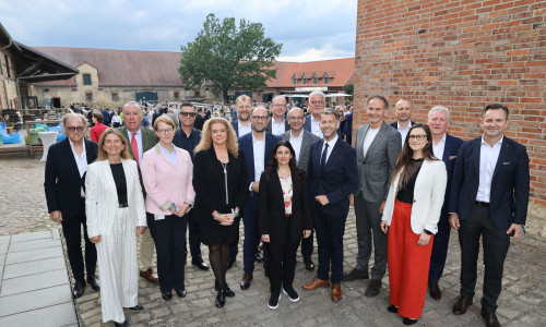 hintere Reihe v. l.: Harald Vespermann, Günther Graf von der Schulenburg, Thomas Schmall-von Westerholt, Tim Faß, Prof. Dr. Markus Henke, Ralf Krüger, Dr. Bernd Schmid, Marc Wille und Thomas Schäfer  vordere Reihe v. l.: Irina Franz, Birte Fleischer, Prof. Dr. Sabina Jeschke, Jens Hofschröer, Daniela Cavallo, Stefan Gratzfeld, Dennis Weilmann, Oliver Blume und Christine Schmidt.