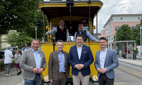  Bezirksbürgermeister Matthias Disterheft (v.l.), Frank Brandt, Prokurist und kaufmännischer Leiter der BSVG, Oberbürgermeister Dr. Thorsten Kornblum und Claas Merfort, Aufsichtsratsvorsitzender der BSVG fuhren zur Wiedereröffnung mit einer historischen Straßenbahn nach Stöckheim.
