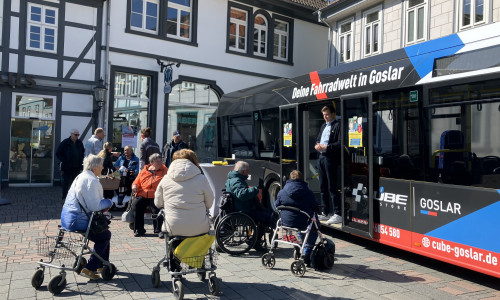 Hier können mobilitätseingeschränkte Menschen das Einsteigen in den Bus üben.