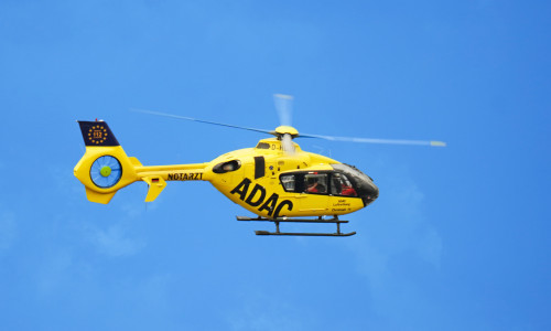 Ein Rettungshubschrauber brachte zwei verletzte Personen ins Klinikum Braunschweig (Symbolbild mit Christoph 30).