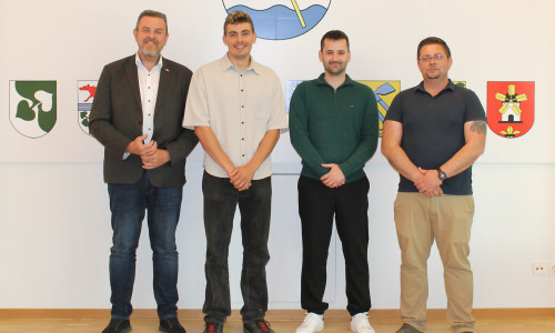 Bürgermeister Andreas Busch begrüßte zusammen mit Eugen Siegmund (re.), stellvertretender Fachbereichsleiter Bau, Immobilen und Bauhof, die neuen Kollegen Lars Krüger und Nando Maire.