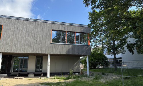 Der Neubau steht der Leonardo da Vinci Grund- und Gesamtschule Wolfsburg kurz vor der Fertigstellung.