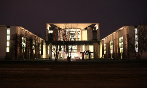 Bundeskanzleramt bei Nacht (Archiv)