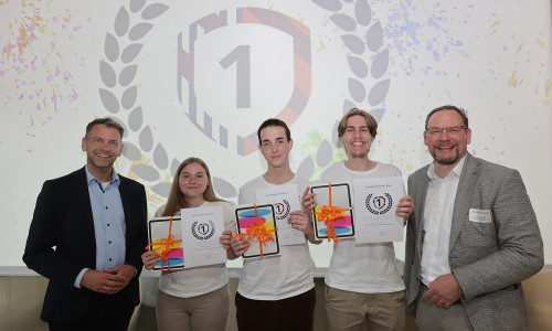 Das Team Future Minds der BBS Goslar-Baßgeige/Seesen sichert sich den ersten Platz bei promotionschool 2026. Mit ihrer Geschäftsidee "Second Soul – Herstellung funktionaler Designprodukte aus alten Erinnerungsstücken" überzeugten sie die Jury durch Innovationskraft und Praxistauglichkeit.  Auf dem Bild: (v.l.) Dennis Weilmann (Oberbürgermeister der Stadt Wolfsburg), Siegerteam, Thomas Krause (Wolfsburg AG)