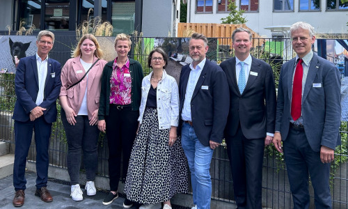 Maik Gildner, Geschäftsführer DWB, Jennifer Hammerschmidt, Amt für Soziales vom Landkreis Wolfenbüttel, Nadine Boß und Monika Bartels-Röker vom DWB, Bürgermeister Ivica Lukanci, Dr. Friedrich Ley und Dr. Jens Rannenberg, Vorstand der Dachstiftung Diakonie.