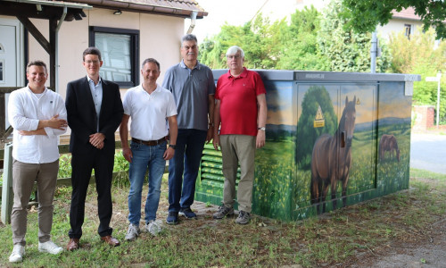 Im Schatten der Trafostation (von links): Jonas Methner (Bürgerverein „Wir für Liedingen“), Tobias Grünert (Gemeindebürgermeister), Ralf Baumgarten (avacon), Axel Richter (Bürgerverein „Wir für Liedingen“), Benno Schünemann (Ortsbürgermeister Bodenstedt/Liedingen/Köchingen).