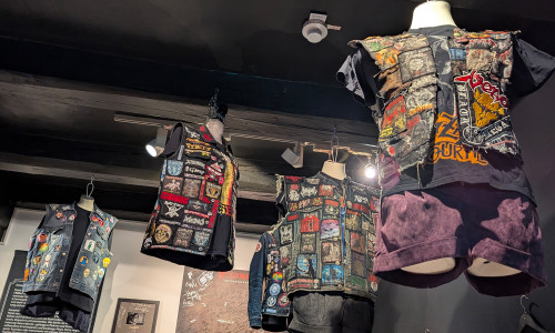Zahlreiche Bandlogos zieren echte Heavy-Metal-Kutten.