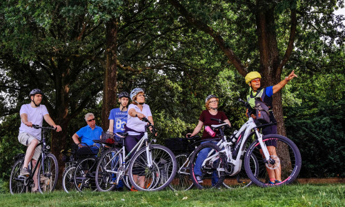 Öffentliche Stadtführungen werden im Juli und August auch mit dem Fahrrad angeboten.