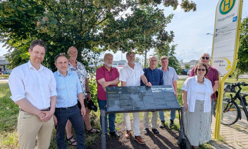 Gleich neben der Bushaltestelle „Fliegerhorst“ wird ab sofort dessen Geschichte erzählt. Die Inbetriebnahme erfolgte in Anwesenheit von Sven Busse (v. li.) und Dr. Falk Lauterbach – beide Stadt Goslar –, Frank Jacobs, Dr. Friedhart Knolle, Dr. Donald Giesecke, Günter Piegsa sowie den Ratsmitgliedern Michael Ohse, Sabine Seifarth und Claus-Eberhardt Roschanski. Auf dem Foto fehlt Martin Mahnkopf.