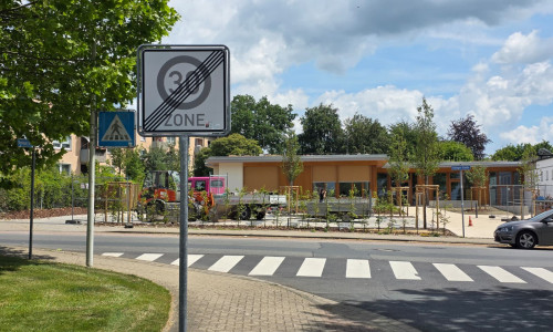 Die Tempo 30 Zone endet direkt vorm Neubau der Kindertagesstätte St. Ansgar an der Elbinger Straße.