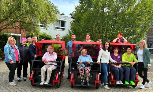 Drei E-Rikschas stehen den Seniorenzentren in Gifhorn und Calberlah jetzt zur Verfügung.