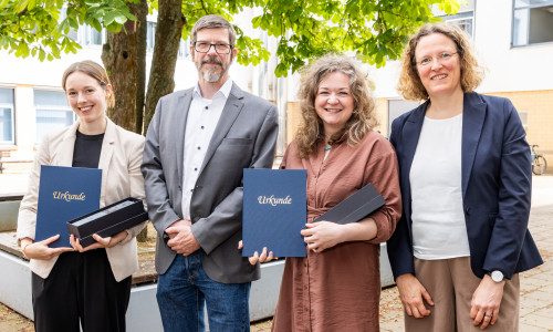 Ostfalia-Lehrpreis 2026 (von links): Preisträgerin Lea Eileen Brauner (Beste Lehrveranstaltung), Ostfalia-Vizepräsident Prof. Dr. Thomas Benda, Preisträgerin Kyra Jantzen (Beste Lehre), Festrednerin Prof. Dr. Claudia Schäfle von der TH Rosenheim.