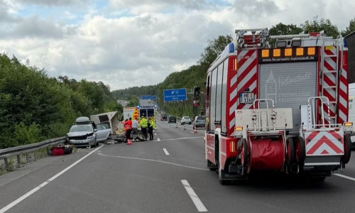 Das Auto war samt Wohnwagen in die Leitplanke geraten.