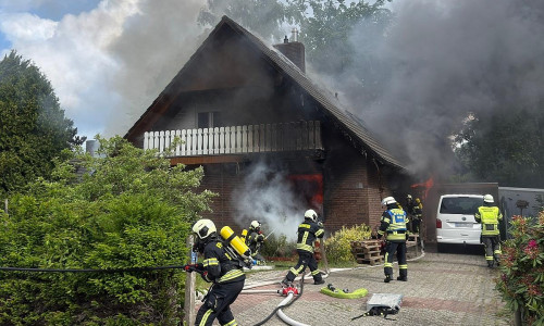 Atemschutzgeräteträger leiteten vor Ort umgehend Maßnahmen zur Menschenrettung und Brandbekämpfung ein.  (Archiv)