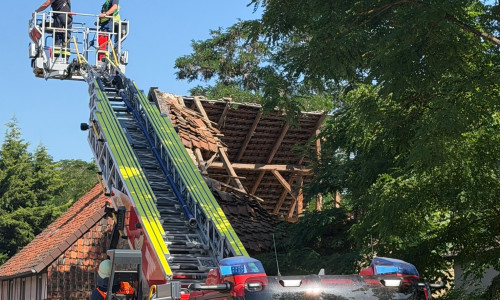 Die Feuerwehr Grasleben begutachtet das einstürzende Haus.