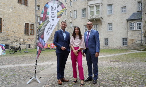 Luden zum Ehrenamtsfest ins Schloss Wolfsburg: Oberbürgermeister Dennis Weilmann, Dora Balistreri (Leiterin Stabsstelle Ehrenamt) und Stefan Gratzfeld, Vorstandsvorsitzender der Sparkasse Celle-Gifhorn-Wolfsburg.