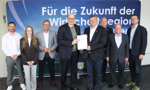 Staatssekretär Matthias Wunderling-Weilbier übergibt den Förderbescheid für die nächste Planungsphase des Industrie- und Gewerbegebietes A2/A39 an Vertreter von Landkreis Helmstedt, Stadt Königslutter am Elm und Wirtschaftsregion Helmstedt.