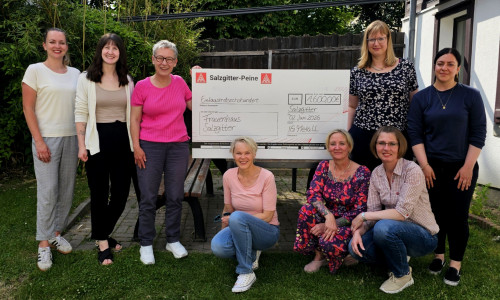 Stehend v.l.n.r.: Christin Kuffner, Lena Brinkmann, Marion Koslowski-Kuzu, Jasmine Werner, Özlem Demirören/ sitzend v.l.n.r.: Susanne Koch, Anja Brennecke, Stefanie von Pock.