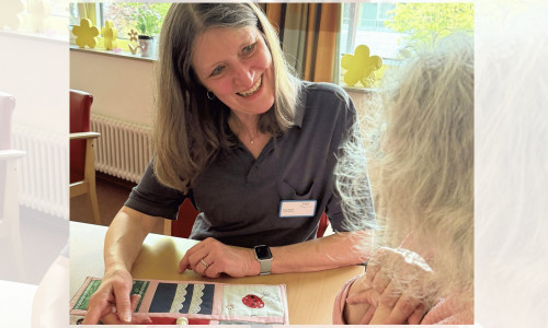 Nesteldecken laden zum haptischen Erkunden ein und bieten Gesprächsstoff, wenn Barbara Hocke Zeit mit einer Patientin verbringt.