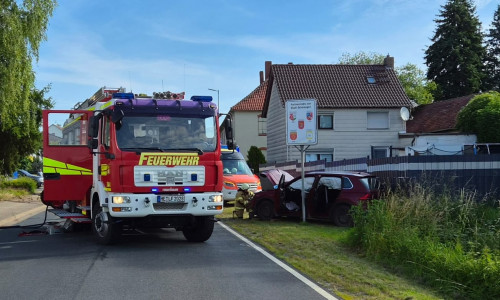 Der Wagen war letztlich gegen einen Zaun gekracht.