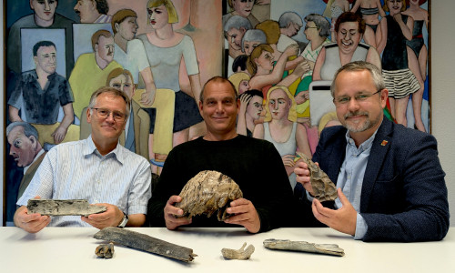 Übergaben Museumsleiter Arne Homann (rechts) kürzlich einen Mammut-Backenzahn und viele weitere Eiszeit-Funde aus dem Salzgitter-See: Lutz Fleddermann (links, mit Stoßzahnfragment) und Daniel Kehe (Mitte, mit Backenzahn).  