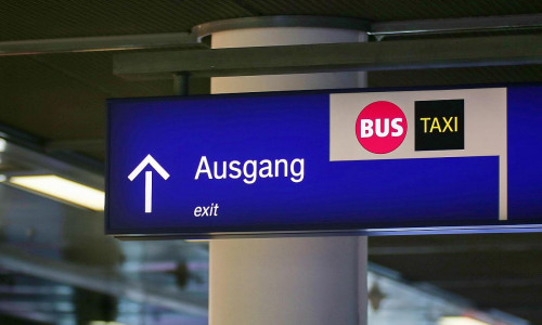 Ausgangsschild bei der Bahn (Archiv)