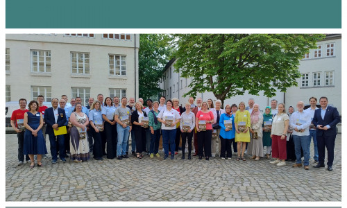 Landrat Philipp Raulfs (rechts) überreichte während der Ehrenamtsgala des Landkreises Gifhorn die Urkunden an die ehrenamtlich Engagierten. 