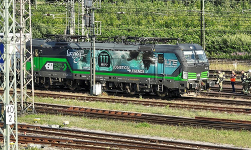 Einsatzkräfte an der E-Lok in deren Inneren es zu einem Brand gekommen war (Archiv)