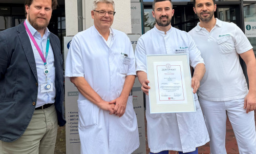 Freuen sich über die Auszeichnung:  das Team der Kardiologie der Asklepios Harzkliniken, v. r. , Dr. Basheer Ziadeh, Leiter der Interventionellen Kardiologie , Oberarzt Dr. med. Halit Popi, Prof. Dr. med. Thomas Wittlinger, Chefarzt der Medizinischen Klinik I, sowie Klinikmanager Dorian Denner 