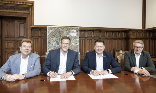 Thorsten Sponholz, Sprecher der Betriebsleitung Siemens Mobility Braunschweig,  Marc Ludwig, CEO Rail Infrastructure bei Siemens Mobility, Oberbürgermeister Dr. Thorsten Kornblum, Stadtbaurat Gerold Leppa, zuständig für Stadtentwicklung und Wirtschaft bei der Unterzeichnung des Memorandum of Understanding im Braunschweiger Rathaus.