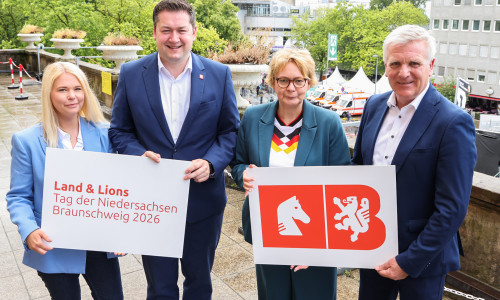 Zwischenbilanz am Sonntagmittag: Die Niedersächsische Ministerin für Inneres, Sport und Digitalisierung Daniela Behrens (2. v. r.), Oberbürgermeister Dr. Thorsten Kornblum (2. v. l.), Thomas Ring, Polizeipräsident der Polizeidirektion Braunschweig und Nina Fritzler, Geschäftsführerin der Braunschweig Stadtmarketing GmbH freuen sich über den bisherigen Erfolg des Tags der Niedersachsen in Braunschweig. 