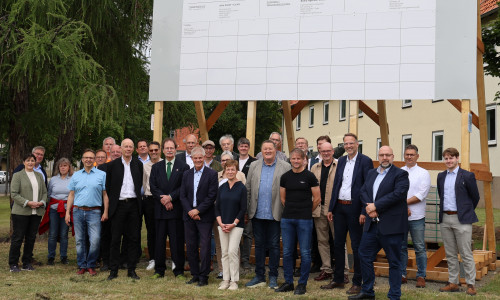 Beim Baustart unter anderem dabei: Frank Guder (Objektplanung Architekten gjh), Ortsbürgermeister Andreas Triebe, Oberbürgermeister Frank Klingebiel, Astrid Paus (Dezernatsleiterin im Amt für regionale Landesentwicklung Braunschweig), Michael Letter (Vorsitzender des Rates der Stadt Salzgitter), Stefan Klein (MdL und 1. Bürgermeister).