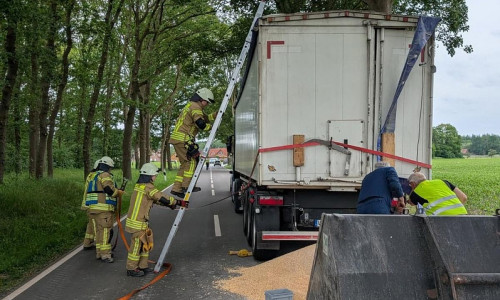 LKW mittels Spanngurten gesichert (Archiv)