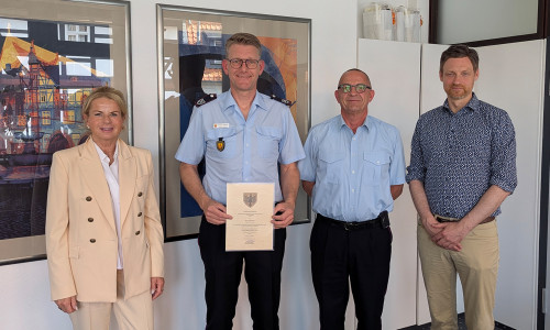 Oberbürgermeisterin Urte Schwerdtner (li.) hat im Beisein von Sven Busse (v. li.), Geschäftsbereichsleitung Bildung, Kultur und Ordnung der Stadt Goslar, und Stadtbrandmeister Christian Hellmeier die Ernennungsurkunde zum stellvertretenden Ortsbrandmeister an Christian Heskamp übergeben.