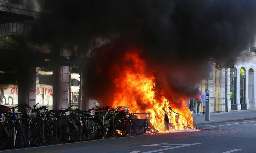 Ein Fahrzeug steht beim Anti-G7-Protest in Genf in Flammen am 14.06.2026