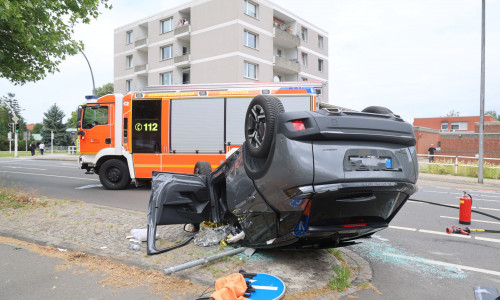 Eines der Autos war auf dem Dach gelandet.