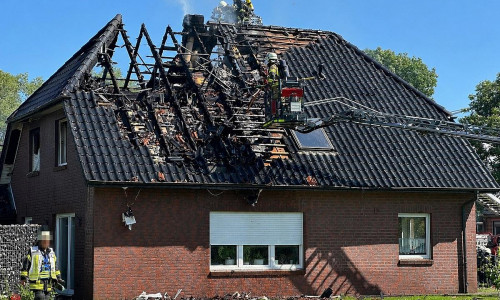 Geestland: Einfamilienhaus nach Dachstuhlbrand vorerst unbewohnbar (Archiv)