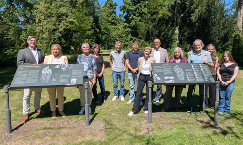 Oberbürgermeisterin Urte Schwerdtner hat die Informations-Stele auf dem Friedhof „Hildesheimer Straße“ kürzlich im Beisein zahlreicher Projektbeteiligter eingeweiht.