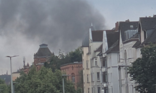 Auch aus weiter Entfernung war die Rauchentwicklung (hier aus Richtung Norden mit Blick auf die Husarenkaserne) zu sehen.)