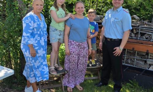 Samtgemeindebürgermeisterin Karin Single (links) und Einsatzleiter Sebastian Lehmann (rechts) dankten der Familie Lauer für ihre schnelle Hilfe.