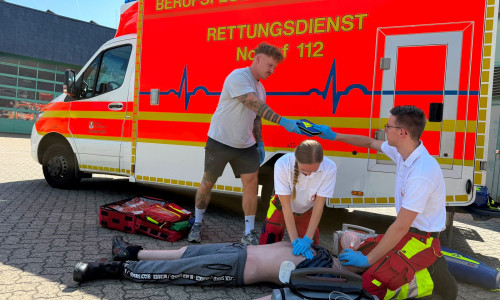 Bild einer Übergabe eines Ersthelfers an den Rettungsdienst.